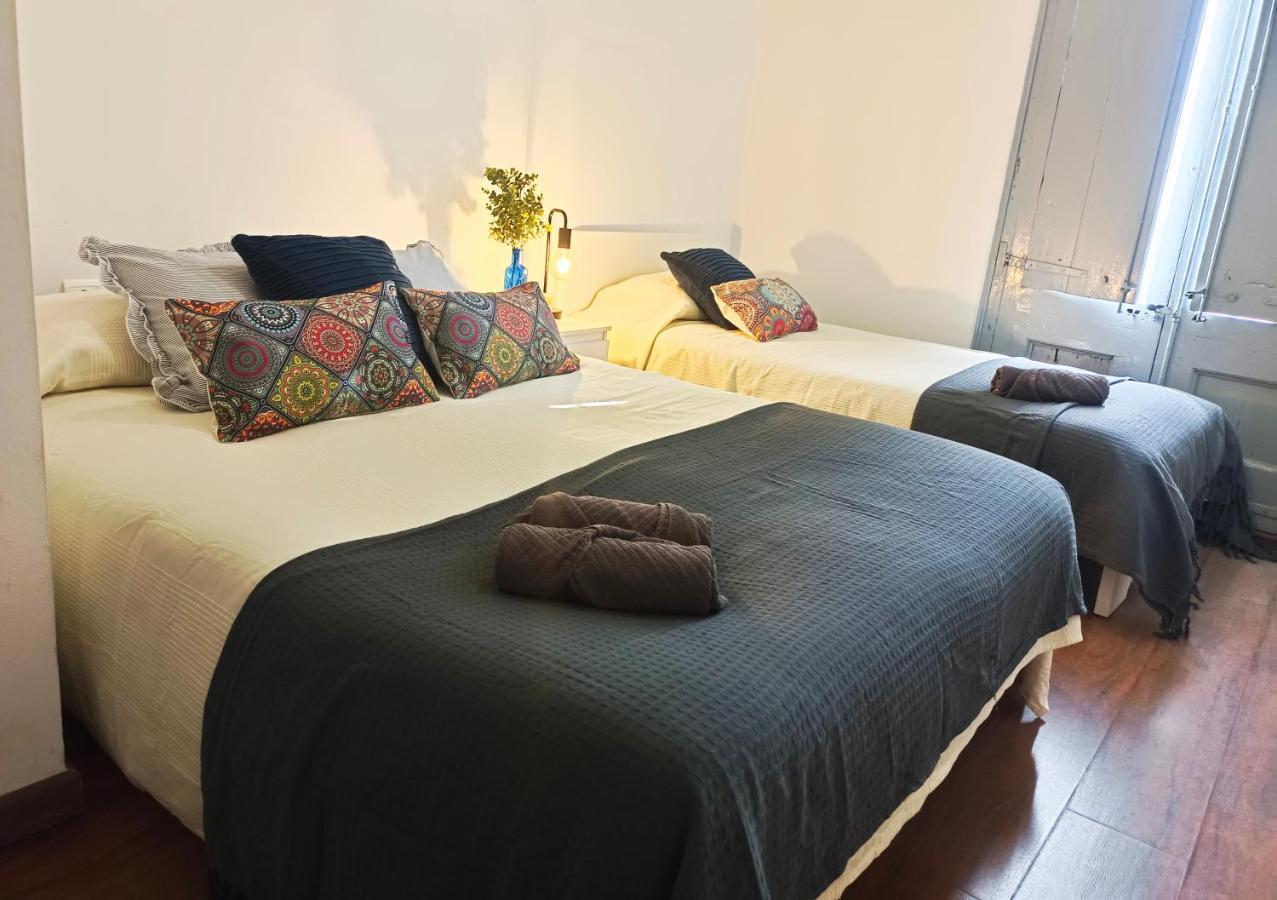 By Plaza Real Budget Rooms Barcelona Exterior photo