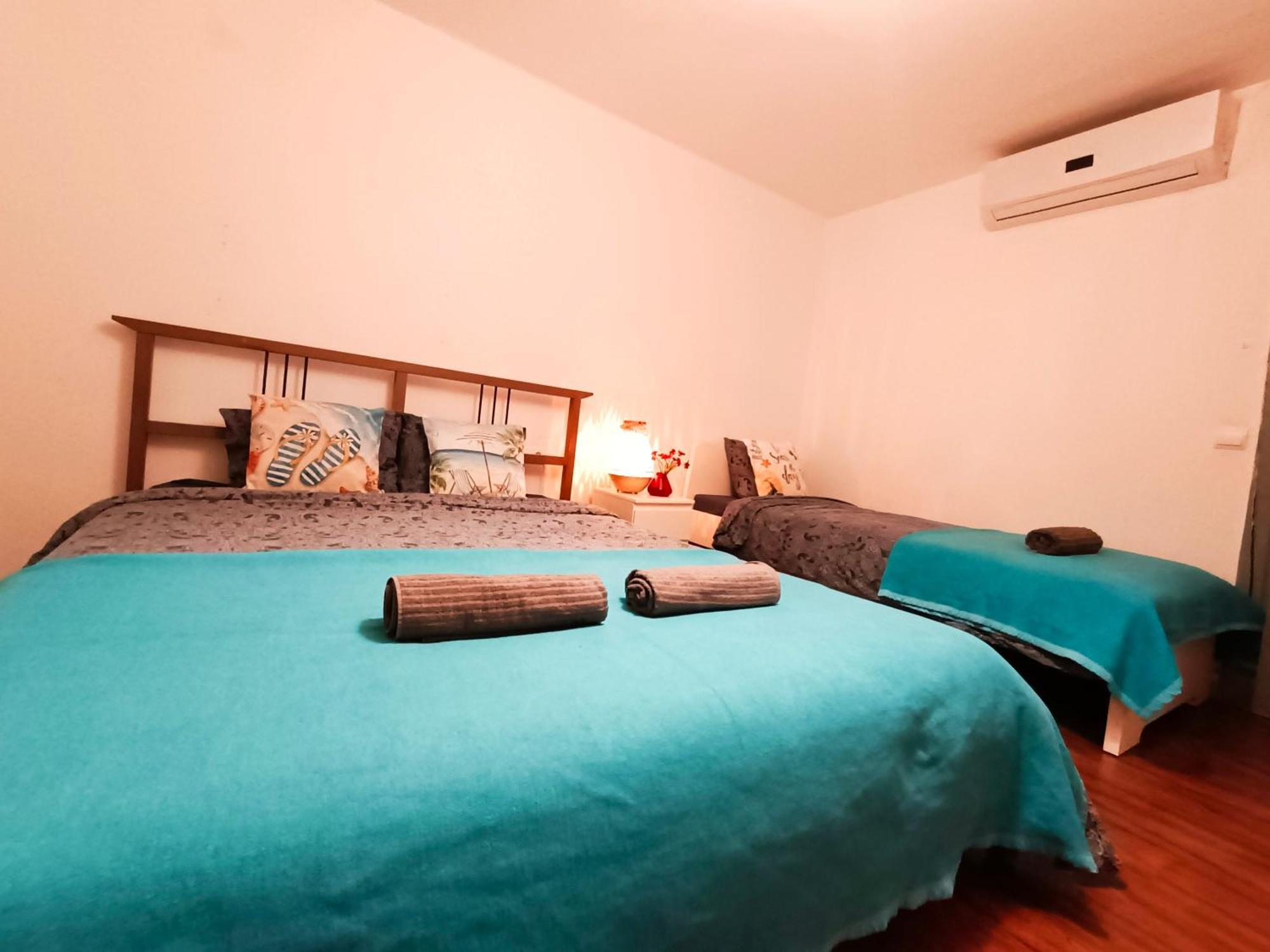 By Plaza Real Budget Rooms Barcelona Exterior photo